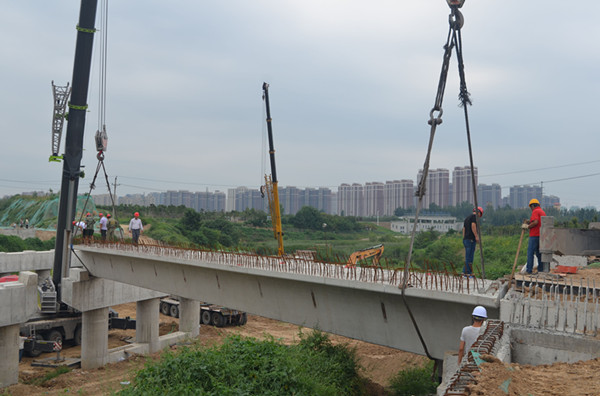 渠北路跨金水河桥梁工程开始预制箱梁吊装